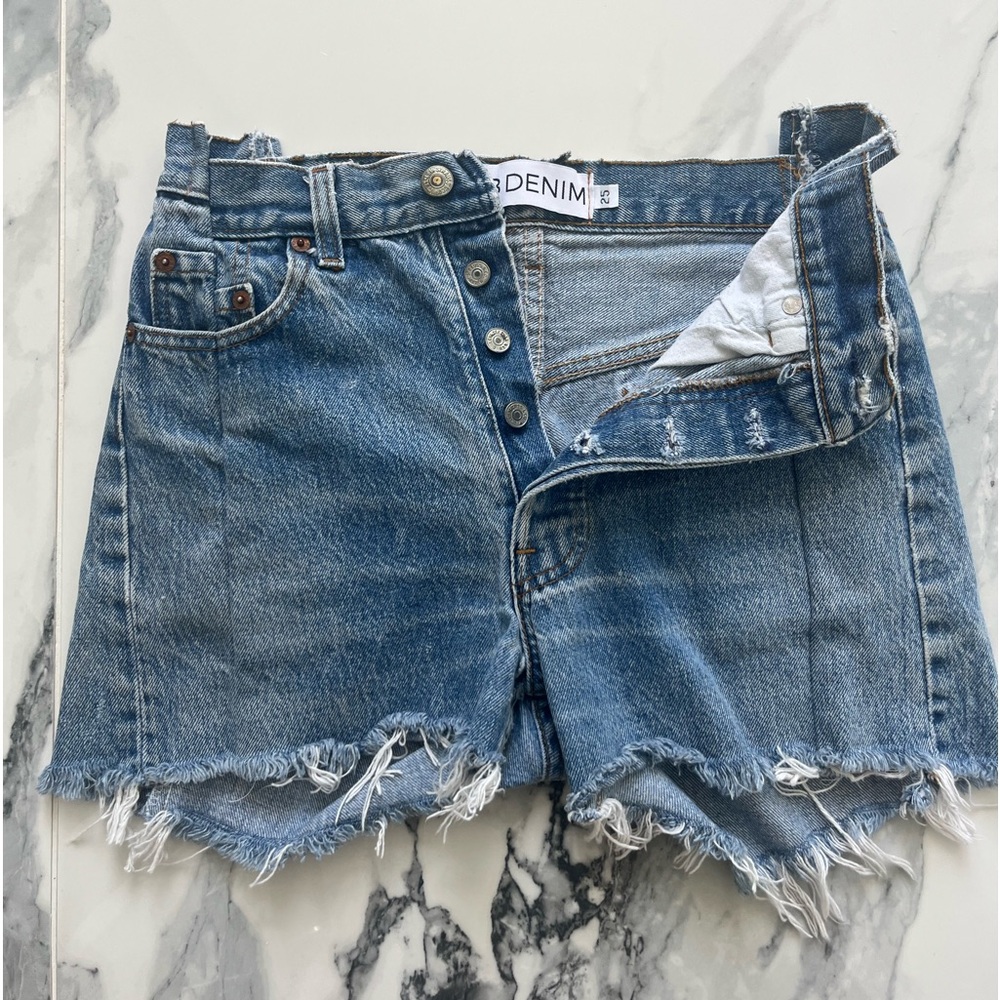 Wb denim Levi’s cutoffs 25